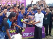 Kades Cup desa Sarakan di Momen HUT Republik Indonesia yang ke 78, RW 01 Gondol Piala Kambing Final Pertandingan sepak bola antar kejaroan di desa sarakan Kecamatan sepatan, Kepala desa Halimi serahkan hadiah 1 ekor kambing. Foto. Pelitabanten.com, minggu.(20/08/23).