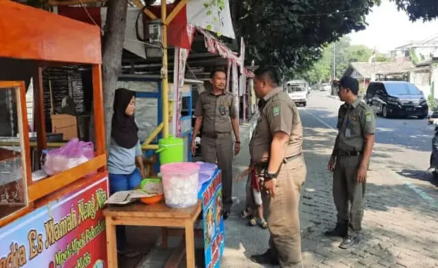 Dilarang Berjualan di Bahu Jalan, Trantib Karawaci Tertibkan Puluhan PKL Dilarang Berjualan di Bahu Jalan, Trantib Karawaci Tertibkan Puluhan PKL