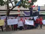 Pedagang Tolak Penutupan Dan Pemutusan Listrik Pasar Kutabumi, Kami Bukan Sapi Perah Para unjuk rasa Pedagang Tolak Penutupan Dan Pemutusan Listrik, Foto. Pelitabanten.com (Istimewa)