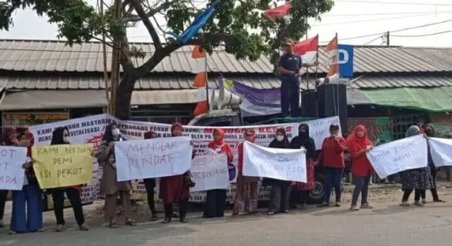 Warga Pedagang Tolak Penutupan Dan Pemutusan Listrik Pasar Kutabumi Para unjuk rasa Pedagang Tolak Penutupan Dan Pemutusan Listrik, Foto. Pelitabanten.com (Istimewa)
