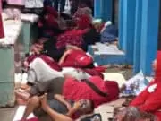 Takut Dibongkar, Pedagang Pilih Menginap di Pasar Kutabumi Tangerang Puluhan pedagang Kutabumi yang mayoritas merupakan ibu-ibu, memilih menginap dan tidur di dalam pasar lantaran khawatir terjadi pembongkaran rirevitalisasi oleh Perumda Niaga Kerta Raharja. Foto.(Istimewa)