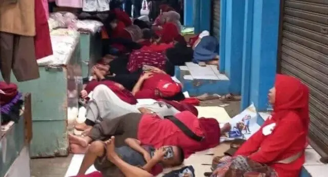 Khawatir Dibongkar, Pedagang Pilih Menginap di Pasar Kutabumi Tangerang. Puluhan pedagang Kutabumi yang mayoritas merupakan ibu-ibu, memilih menginap dan tidur di dalam pasar lantaran khawatir terjadi pembongkaran rirevitalisasi oleh Perumda Niaga Kerta Raharja. Foto.(Istimewa)