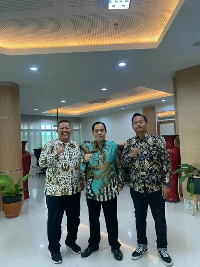 Prof. Fatah Sulaiman Bersama Ketua Ika Faperta Suroyo Prof. Fatah Sulaiman Bersama Ketua Ika Faperta Suroyo