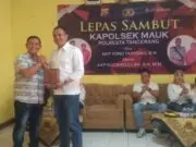 Kapolsek yang lama AKP Yono Taryono S.H kepada Kapolsek yang baru AKP Kudratullah, S.H,. M.M. Foto. (Istimewa)