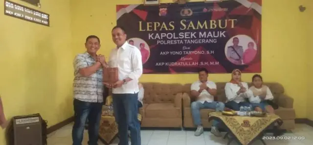 Pisah Sambut Kapolsek Mauk Berlangsung Penuh Khidmat Kapolsek yang lama AKP Yono Taryono S.H kepada Kapolsek yang baru AKP Kudratullah, S.H,. M.M. Foto. (Istimewa)