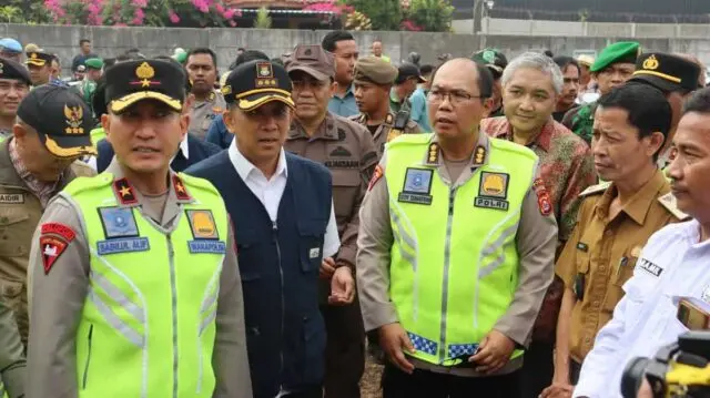 Pj. Bupati Tangerang Dampingi Wakapolda Monitoring Pilkades Serentak Penjabat (Pj) Bupati Tangerang Dr. Andi Ony P mendampingi Wakapolda Banten, Brigjen Pol. H.M Sabilul Alif, (Istimewa)
