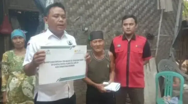 PLTU Banten 3 Salurkan CSR Melalui Bedah Rumah Tidak Layak Huni Endan mewakili Kepala Desa Rancalabuh mengucapkan terima kasih kepada pimpinan perusahaan PLTU Banten 3,Foto (Istimewa)