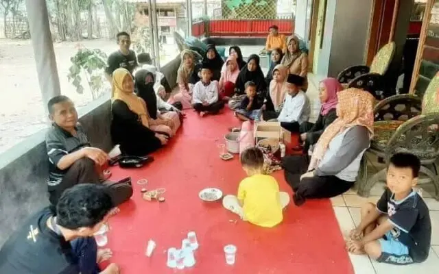 Nuratika Bacaleg Partai Ummat Dapil 5 Bersama Paguyuban Lembayung Senja Santuni Yatim Piatu. paguyuban Lembayung Senja bertempat di kampung Cibogo RT 005 RW 02, Foto (Istimewa)