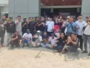 Para jurnalis di depan Kantor Kecamatan Kronjo terkait adanya dugaan pelecehan beberapa jurnalis, Foto. (Istimewa)