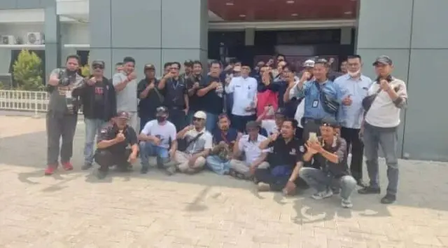 Aksi Solidaritas Di Halaman Kantor Kecamatan Kronjo, Gegara Dugaan Pelecehan Pada Jurnalis. Para jurnalis di depan Kantor Kecamatan Kronjo terkait adanya dugaan pelecehan beberapa jurnalis, Foto. (Istimewa)