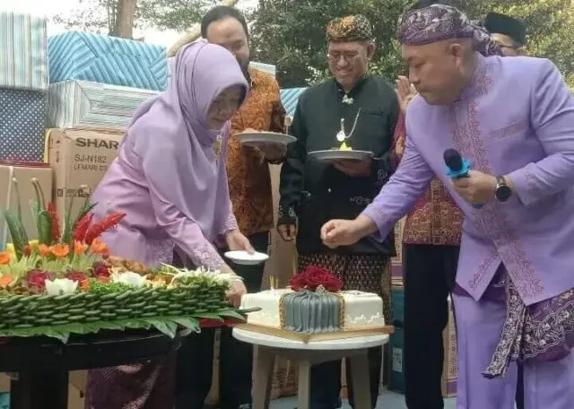 RSUD Balaraja Rayakan HUT Ke 12 dr.Hj.Cora Usman Berharap, Tingkatkan Mutu Pelayanan Lebih Responsif HUT RSUD Balaraja Ke 12 Berjalan Lancar.dr.Hj.Cora Usman saat pemotongan tumpeng dan kue ulang tahun,Foto. (Istimewa)
