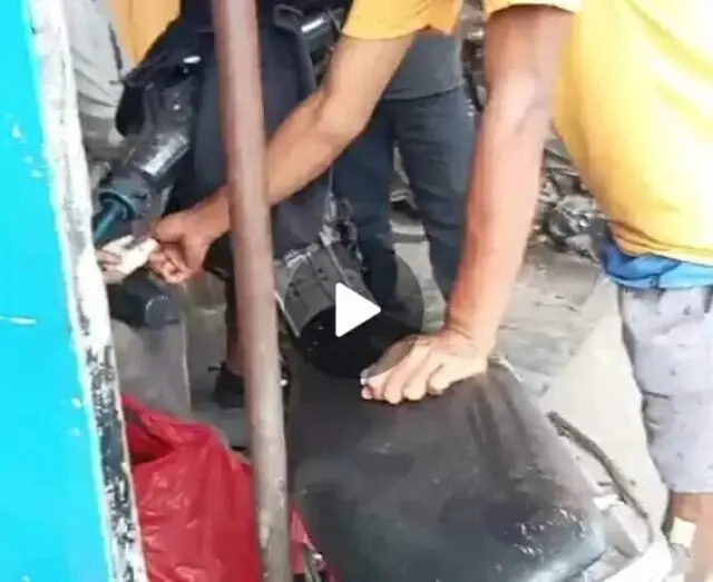 Viral! di Depan SMP 12 di Sangiang Dijadikan Tempat Jual Miras Ciu Vidio yang sempat viral terang-terangan,menjual minuman keras jenis ciu,tepatnya dipinggir jalan raya total regensi depan SMPN 12 Sangiang. Foto. Pelitabanten.com.(Ist)