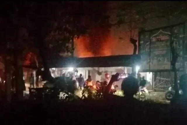 Gudang Tiner di Kedaung Barat Tangerang Terbakar, Ternyata Warga Sudah Lama Resah Sebuah Gudang terbakar yang memproduksi cairan tiner di Jalan Raya Kedaung Barat, Kecamatan Sepatan Timur, Foto. (Istimewa)