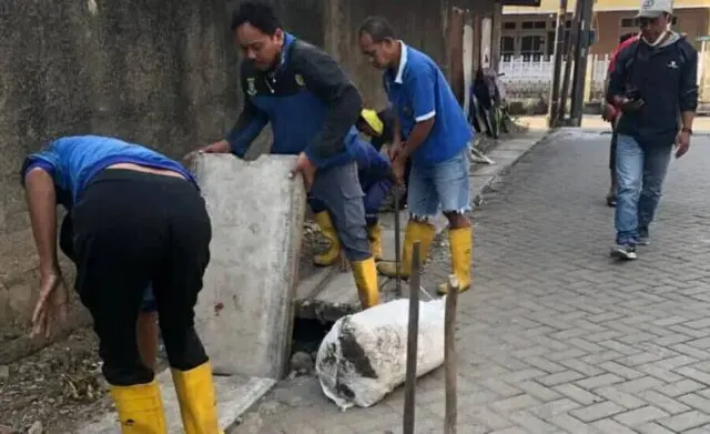 Patut Disupport, Dinas PUPT Bareng Warga RW 04 Perum Cimone Mas Permai II Tangerang Antisipasi Banjir Patut Disupport, Dinas PUPT Bareng Warga RW 04 Perum Cimone Mas Permai II Tangerang Antisipasi Banjir