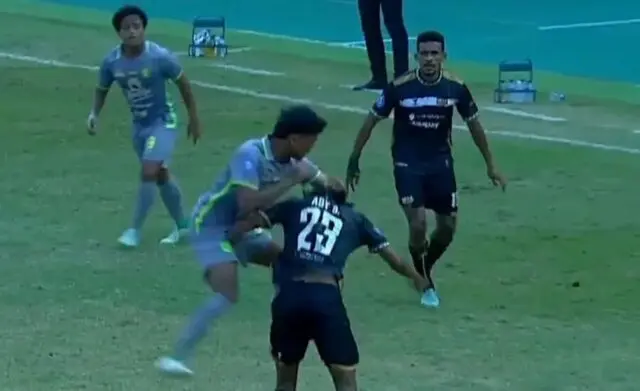 Tahan Imbang Persebaya 1-1, Pemain Dewa United Terkapar Pasca Terbentur Sikut dan Dengkul Tahan Imbang Persebaya 1-1, Pemain Dewa United Terkapar Pasca Terbentur Sikut dan Dengkul