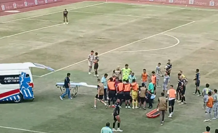 Tahan Imbang Persebaya 1-1, Pemain Dewa United Terkapar Pasca Terbentur Sikut dan Dengkul