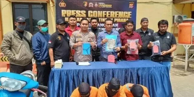Unit Reksrim Polsek Panongan Polresta Tangerang, Tangkap 3 Pelaku Pencurian Kendaraan Bermotor Kapolsek Panongan Iptu Hotma P.A Manurung dan, anggota Reksrim yang di pimpin Kanit Reskrim Polsek Panongan IPDA Irruandy Aritonang. Saat melakukan konferensi pers, Foto. (Istimewa)