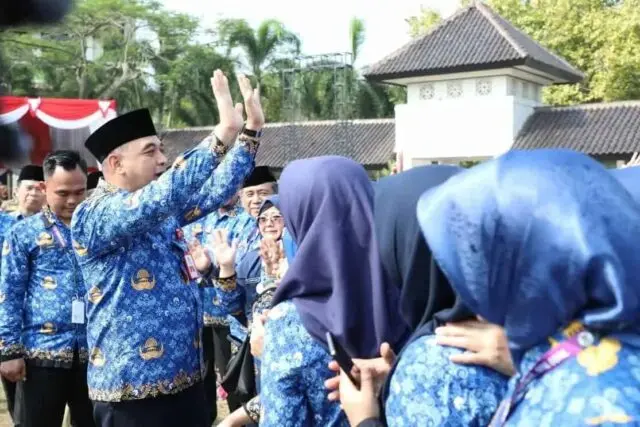 Bupati Tangerang Pimpin Apel Untuk Yang Terakhir, Berlangsung Khidmat dan Penuh Haru Bupati Tangerang Ahmed Zaki Iskandar hari Terakhir dalam jabatan nya berlangsung khidmat dan penuh rasa haru, Foto. (Istimewa)