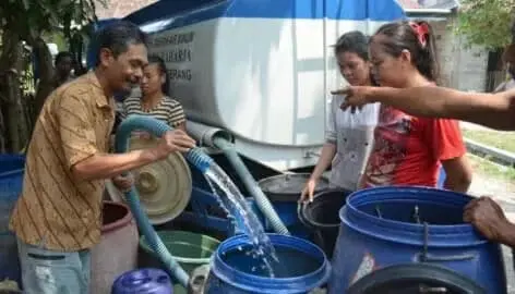 Senang! Warga Ucapkan Terimakasih Atas Penyaluran Air Bersih Dari Pemkab Tangerang Pemkab Tangerang menyalurkan bantuan air bersih, Foto. (Istimewa)