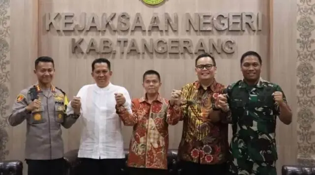 Sertijab Kejari Lama ke Kejari Baru, Ricky Tommy Hasiholan Nakhodai Kejari Kabupaten Tangerang Kiri ke kanan : Kapolresta Tangerang Kombes Pol Sigit Dany Setiyono, Penjabat Bupati Tangerang Andy Ony Prihartono, mantan Kajari Kabupaten Tangerang Ferry Herlius, Kajari Kabupaten Tangerang Ricky Tommy Hasiholan, dan Dandim 0510 /Tigaraksa Letkol Arh Sarip SB pada acara pisah sambut di Kantor Kejaksaan Negeri Kabupaten Tangerang, (Foto : Istimewa