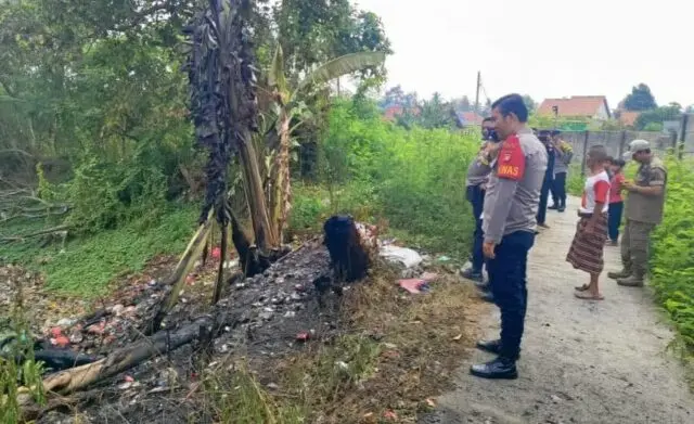 Polisi Awasi Warga Tidak Sembarang Bakar Sampah dan Ban Bekas di Tangerang Polisi Awasi Warga Tidak Sembarang Bakar Sampah dan Ban Bekas di Tangerang