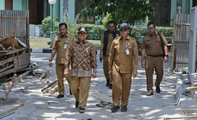 Proyek Pembangunan di Kawasan Masjid Raya Al-A'zhom Tak Ganggu Ibadah Jamaah Proyek Pembangunan di Kawasan Masjid Raya Al-A'zhom Tak Ganggu Ibadah Jamaah
