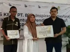 Luar Biasa! PT.Bina Inspirasi Cemerlang Berikan Bantuan Pendidikan 50 Juta Ke SMK PGRI II Ciledug Direktur Utama PT Bina Inspirasi Cemerlang(PT BIC)) Azahri Zaki saat serahkan bantuan secara simbolis, Foto. (Istimewa)