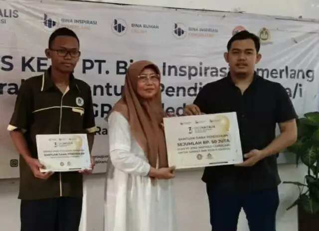 Direktur Utama PT Bina Inspirasi Cemerlang(PT BIC)) Azahri Zaki saat serahkan bantuan secara simbolis, Foto. (Istimewa)