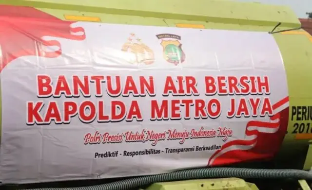 Polisi Lepas 120.000 Liter Air Bersih untuk masyarakat Tangerang di 24 Lokasi Polisi Lepas 120.000 Liter Air Bersih untuk masyarakat Tangerang di 24 Lokasi