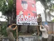 Satpol PP Kota Tangerang Tertibkan Baliho Liar di Jalur Strategis 