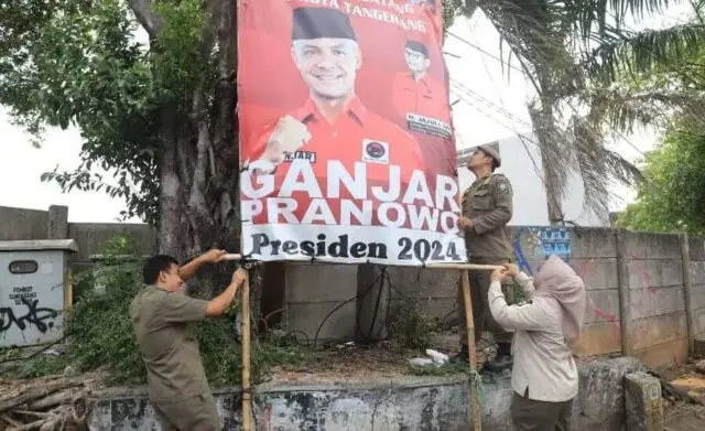 Satpol PP Kota Tangerang Tertibkan Baliho Liar di Jalur Strategis Satpol PP Kota Tangerang Tertibkan Baliho Liar di Jalur Strategis