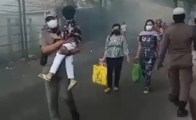 Warga Sekitar TPA Rawa Kucing Mengungsi Sementara di Kantor Kecamatan Neglasari Warga Sekitar TPA Rawa Kucing Mengungsi Sementara di Kantor Kecamatan Neglasari