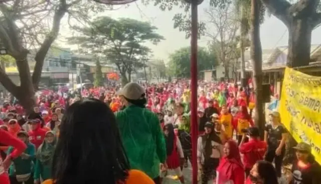 Warga Kuta Bumi Senam Bersama Pasar Niaga Kerta Raharja, Lebih Bersih dan Nyaman Untuk Belanja Warga Kuta Bumi Senam Bersama Pasar Niaga Kerta Raharja, Lebih Bersih dan Nyaman Untuk Belanja