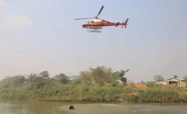 Helikopter Water Bombing Datang di Hari ke- 4 Kebakaran TPA Rawa Kucing Helikopter Water Bombing Datang di Hari ke- 4 Kebakaran TPA Rawa Kucing