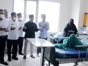 Rombongan Santri Al-Umm Tangerang Kecelakaan di Puncak, Arief Jenguk Korban