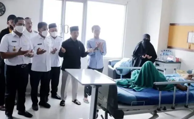 Rombongan Santri Al-Umm Tangerang Kecelakaan di Puncak, Arief Jenguk Korban Rombongan Santri Al-Umm Tangerang Kecelakaan di Puncak, Arief Jenguk Korban