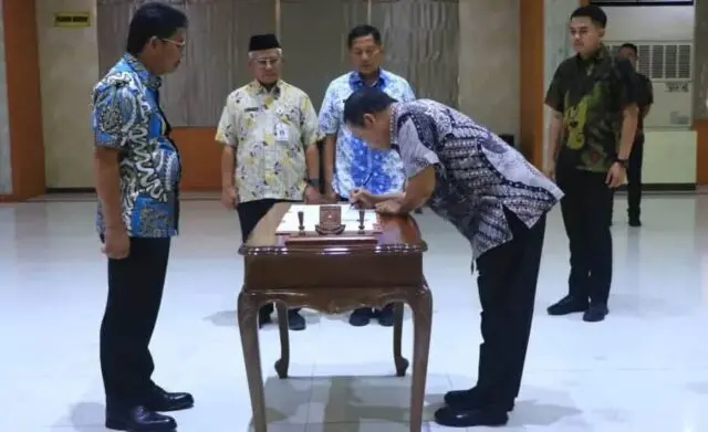 Wakil Wali Kota Lantik Dewan Komisaris Baru PT TNG Wakil Wali Kota Lantik Dewan Komisaris Baru PT TNG