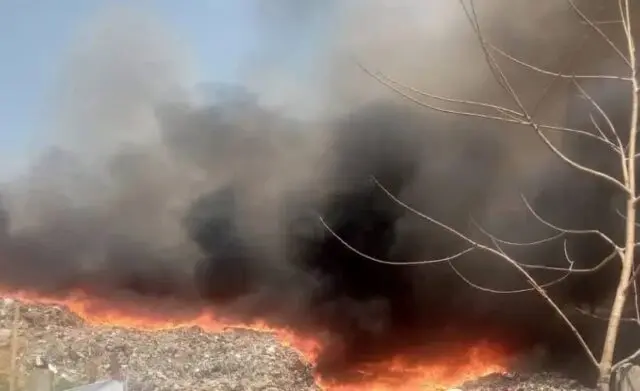 Masih Terbakar, Salat Istisqa' di Area TPA Rawa Kucing, Pengungsi Mulai Kembali ke Rumah Masih Terbakar, Salat Istisqa' di Area TPA Rawa Kucing, Pengungsi Mulai Kembali ke Rumah