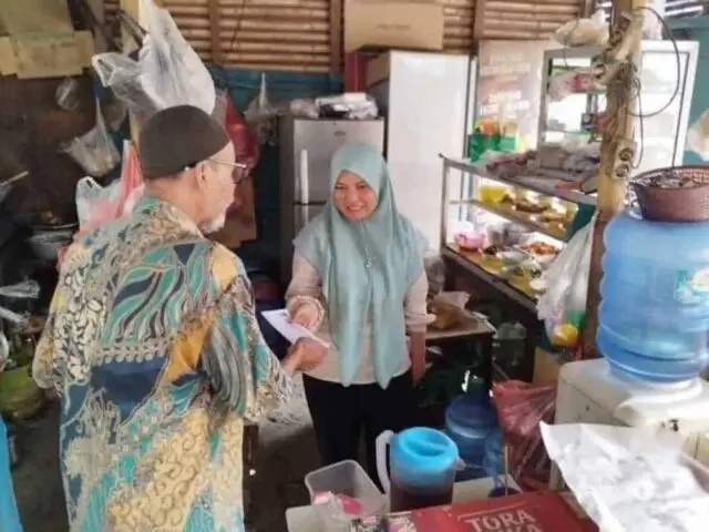 Perumda Pasar NKR Berikan Surat Pedagang Pasar Kuta Bumi Diimbau Pindah ke TPPS, Segera Direvitalisasi Petugas Perumda Pasar NKR distribusikan surat imbauan agar pedagang menempati TPPS, Foto. (Istimewa)