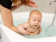 9 Hal Yang Perlu Diperhatikan Saat Memandikan Bayi Baru Lahir 9 Hal Yang Perlu Diperhatikan Saat Memandikan Bayi Baru Lahir