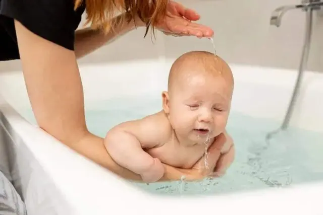 9 Hal Yang Perlu Diperhatikan Saat Memandikan Bayi Baru Lahir 9 Hal Yang Perlu Diperhatikan Saat Memandikan Bayi Baru Lahir