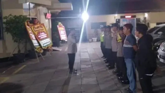 Apel Malam Pengecekan Kesiap Siaga Personil Polsek Cikupa Polresta Tangerang Apel Malam Pengecekan Kesiap Siaga Personil Polsek Cikupa Polresta Tangerang, Foto. (Istimewa)