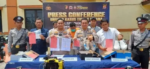 Polsek Panongan Polresta Tangerang Tangkap Pelaku Penipuan Tiket Konser Coldplay Polsek Panongan berhasil menangkap seorang pemuda usia 23 tahun, pelaku penipuan modus menjual, Foto. (Istimewa)