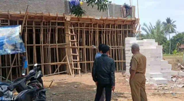 Diduga Tak Kantongi Izin, Camat Sukadiri Sidak Pembangunan Indomaret di Desa Pekayon Camat Sukadiri H. Ahmad Hapid, M.Si, melakukan inspeksi mendadak (sidak) atas bangunan yang diperuntukan buat toko minimarket Indomaret di Desa Pekayon, Foto. (Istimewa)