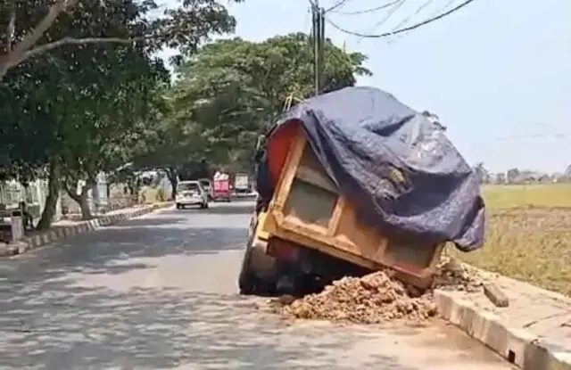Galian Pipa PDAM di Jalan Raya Pakuhaji Terkesan Abaikan Keselamatan Pengguna Jalan, LSM Geram: Angkat Bicara Mobil yang melintasi pipa air bersih di Jalan Raya Pakuhaji Kabupaten Tangerang terkesan asal dan abai keselamatan pengendara pengguna jalan.Foto.(Istimewa)