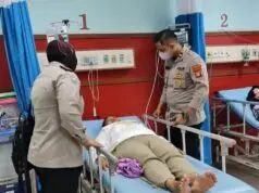 Polisi Cepat Evakuasi Emak-emak Sakit dan Pingsan di Pinggir Jalan di Tangerang Polisi Cepat Evakuasi Emak-emak Sakit dan Pingsan di Pinggir Jalan di Tangerang