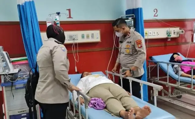 Polisi Cepat Evakuasi Emak-emak Sakit dan Pingsan di Pinggir Jalan di Tangerang Polisi Cepat Evakuasi Emak-emak Sakit dan Pingsan di Pinggir Jalan di Tangerang