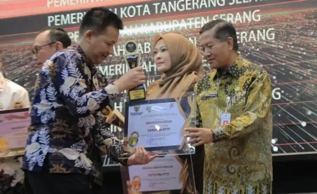 Lagi, Pemkot Tangerang Raih Penghargaan sebagai Badan Publik Informatif Lagi, Pemkot Tangerang Raih Penghargaan sebagai Badan Publik Informatif