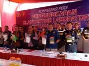 Bareskrim Polri Mengungkap Pabrik Narkotik Clandestine Lab di Tangerang, dua WNA Asal Cina di Tangkap Wakil Kepala Satgas Penanggulangan Penyalahgunaan dan Peredaran Gelap Narkoba Polri, Irjen Hary Sudwijanto dan rekan tim pengungkapan narkoba, Foto. Pelitabanten.com.(Ist)