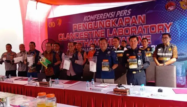 Bareskrim Polri Mengungkap Pabrik Narkotik Clandestine Lab di Tangerang, dua WNA Asal Cina di Tangkap Wakil Kepala Satgas Penanggulangan Penyalahgunaan dan Peredaran Gelap Narkoba Polri, Irjen Hary Sudwijanto dan rekan tim pengungkapan narkoba, Foto. Pelitabanten.com.(Ist)